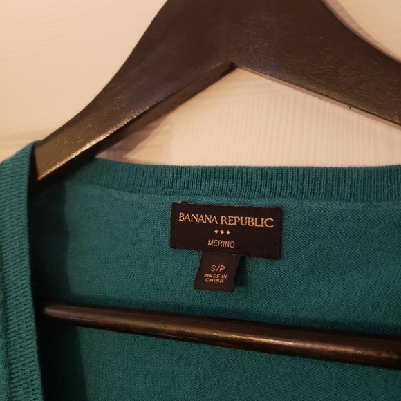 Four, different colours sweaters - Picture 11 of 12